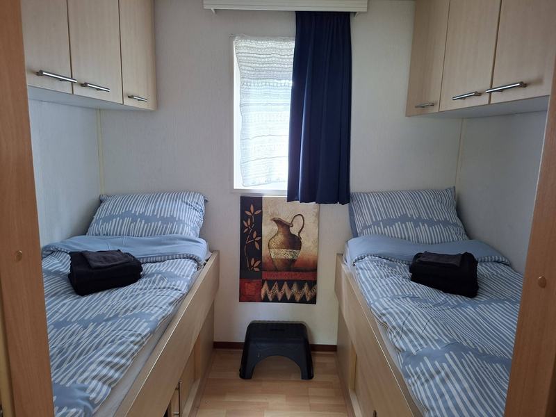 Slaapkamer met twee eenpersoonsbedden