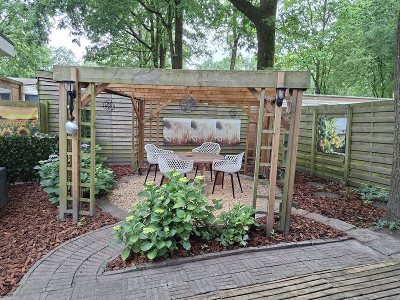 Terras met houten pergola en tuinstoelen